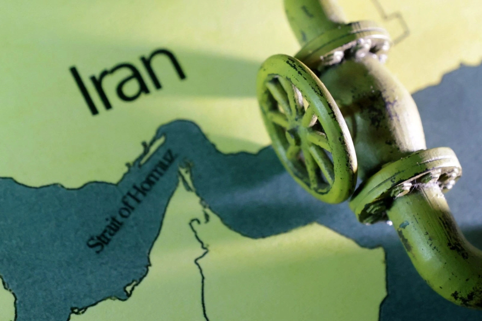 Giá dầu hôm nay giảm, Brent xuống dưới 100 USD/thùng khi đàm phán Mỹ-Iran phát tín hiệu tích cực